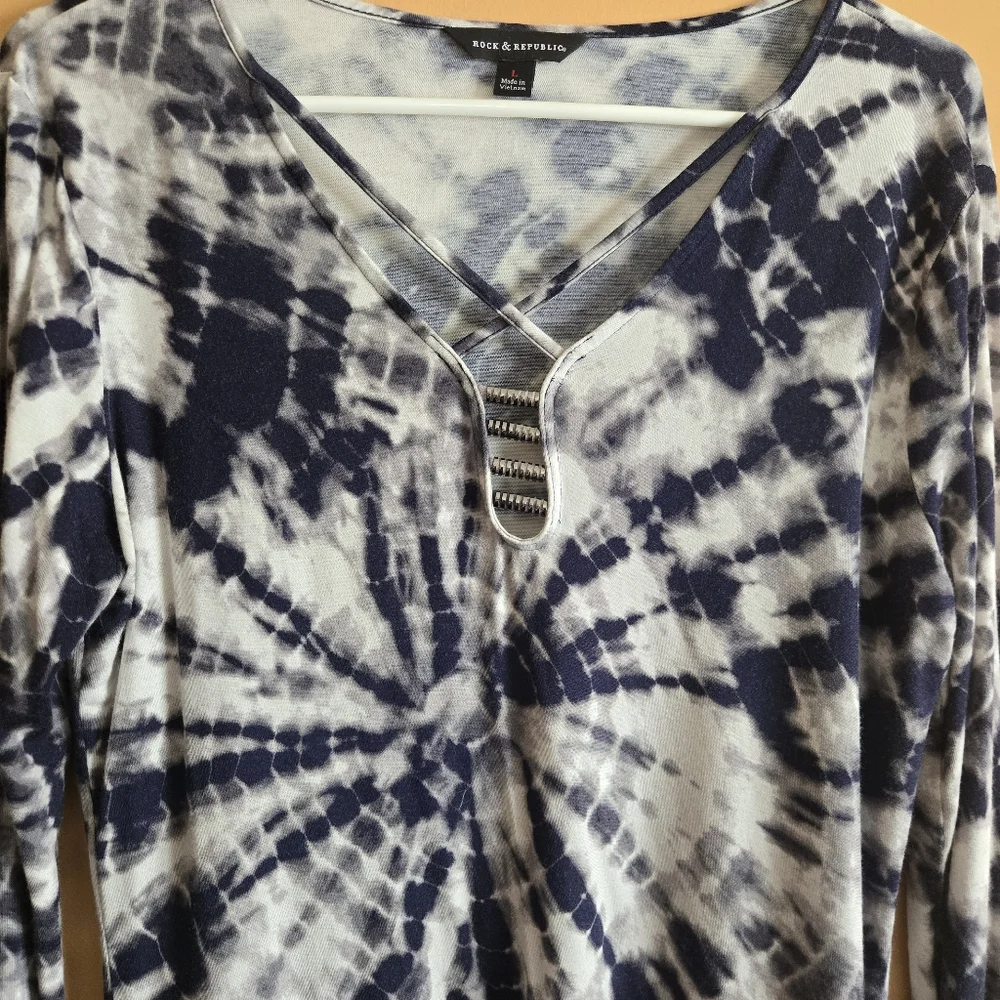 Rock & Republic Tie-Dye V-Neck Long Sleeve Top, L PTP=18" - Picture 2 of 4